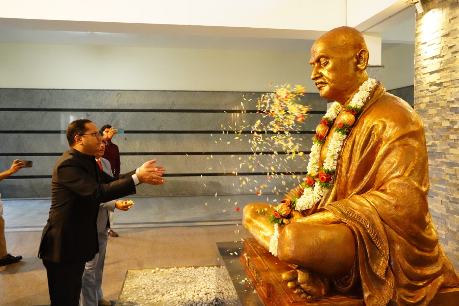 ಬಳ್ಳಾರಿ: ಜಿಲ್ಲಾಡಳಿತ ಕಚೇರಿಗಳಲ್ಲಿ 77ನೇ ಗಣರಾಜ್ಯೋತ್ಸವ ದಿನಾಚರಣೆ