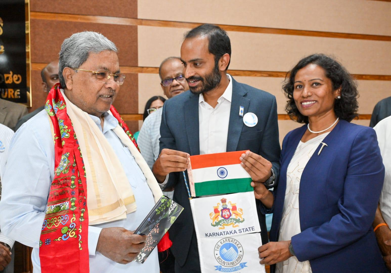 ಎವರೆಸ್ಟ್ ಏರಲು ಸಿದ್ಧತೆ: ಪರ್ವತಾರೋಹಿಗಳಿಗೆ ಧ್ವಜ ಹಸ್ತಾಂತರಿಸಿದ ಸಿಎಂ ಸಿದ್ದರಾಮಯ್ಯ