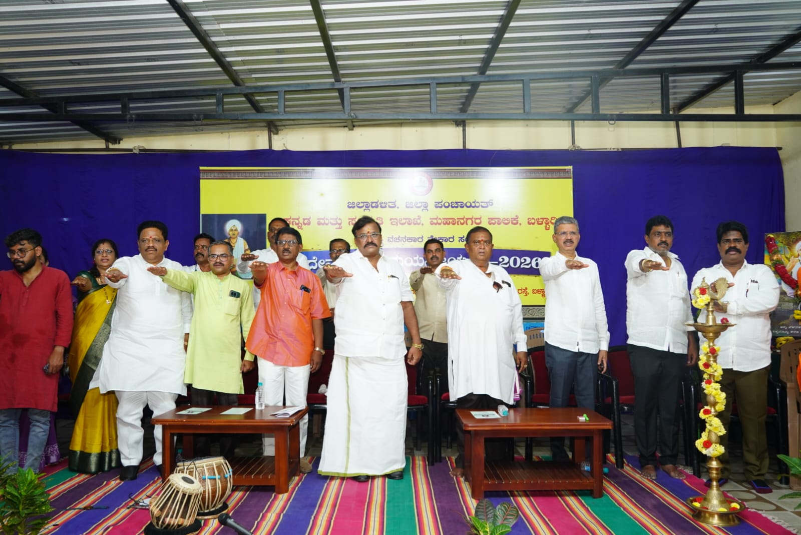 ಜಯಂತಿ ಕಾರ್ಯಕ್ರಮದಲ್ಲಿ ಲಿಡ್ಕರ್ ಅಧ್ಯಕ್ಷ ಮುಂಡರಗಿ ನಾಗರಾಜ ಅಭಿಮತ ಲಿಂಗ ತಾರತಮ್ಯ ವಿರುದ್ಧ ಧ್ವನಿ ಎತ್ತಿದ ಆದ್ಯ ವಚನಕಾರ ನೇಕಾರ ಸಂತ ದೇವರ ದಾಸಿಮಯ್ಯ