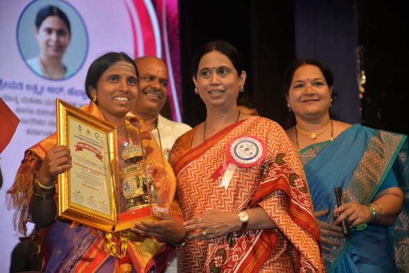 ಕಬ್ಬೆನೂರಿನ ಕಾಮಧೇನು ಸಂಜೀವಿನಿ ಮಹಿಳಾ ಸ್ವ-ಸಹಾಯ ಸಂಘಕ್ಕೆ ರಾಜ್ಯಮಟ್ಟದ ಕಿತ್ತೂರು ರಾಣಿ ಚೆನ್ನಮ್ಮ ಪ್ರಶಸ್ತಿ ಪ್ರದಾನ