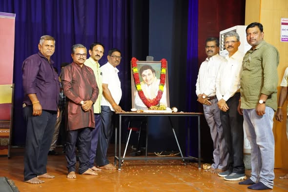 ಬಳ್ಳಾರಿಯಲ್ಲಿ ಡಾ.ರಾಜ್‌ಕುಮಾರ್ ಜನ್ಮದಿನಾಚರಣೆ ಅಂಗವಾಗಿ ಕನ್ನಡ ಚಲನಚಿತ್ರ ಗೀತೆಗಳ ಗಾಯನ ರಸದೌತಣ ಡಾ.ರಾಜ್‌ಕುಮಾರ್ ಸಂತನಂತೆ ಬದುಕಿದ ಮಹಾನ್ ಚೇತನ: ಕೆ.ಇ.ಚಿದಾನಂದಪ್ಪ