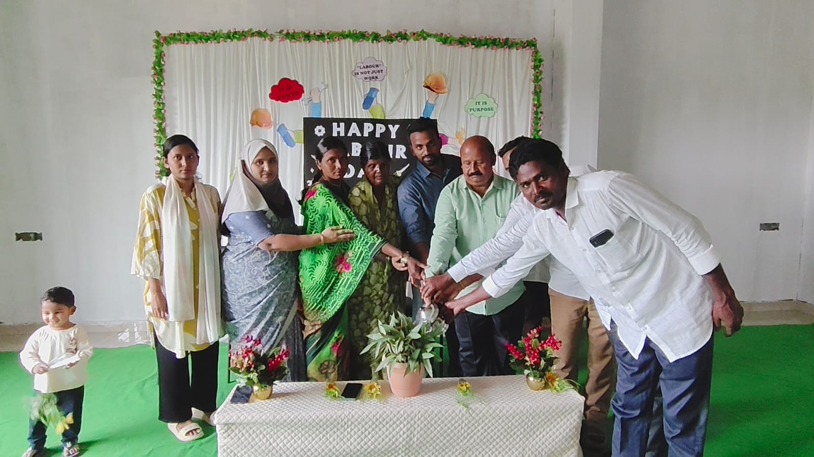 ಕಾರ್ಮಿಕರ ಪರಿಶ್ರಮಕ್ಕೆ ಗೌರವ: ಗಾಯತ್ರಿ ವಿದ್ಯಾ ಮಂದಿರದಲ್ಲಿ ದಿನಾಚರಣೆ