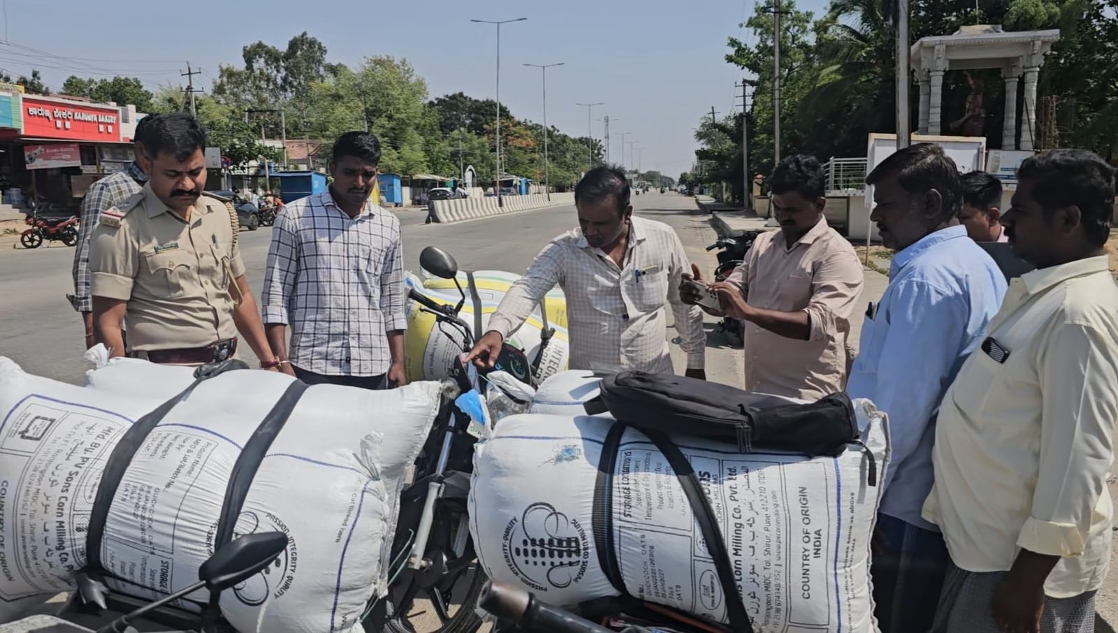 ತೆಕ್ಕಲಕೋಟೆ ಅಕ್ರಮವಾಗಿ ಸಾಗಿಸುತ್ತಿದ್ದ ಪಡಿತರ ಅಕ್ಕಿ ವಶ.