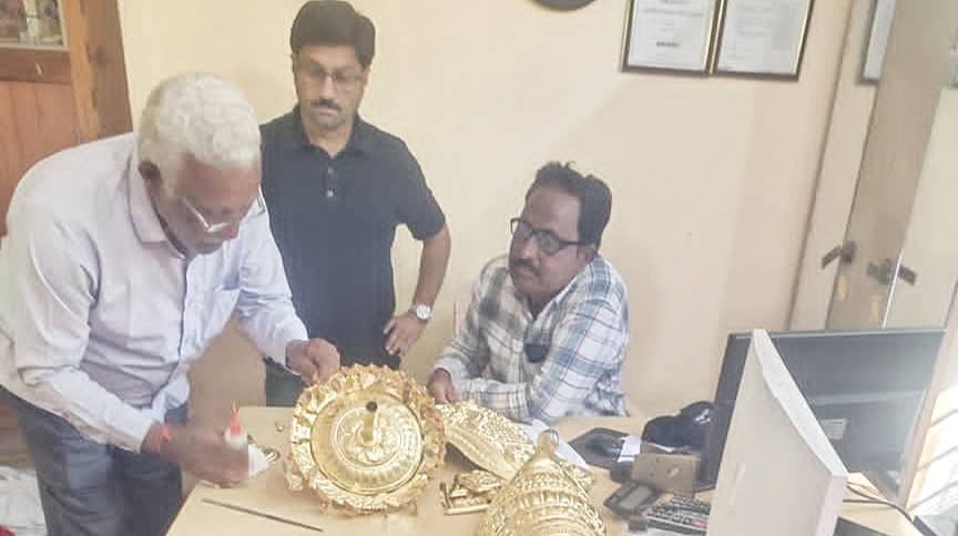 ಅಂಜನಾದ್ರಿ ದೇವಸ್ಥಾನಕ್ಕೆ ಅರ್ಪಿಸಿದ ಚಿನ್ನದ ಆಭರಣದಲ್ಲಿ ತಾಮ್ರ ಪತ್ತೆ2.30 ಕೋಟಿ ಮೌಲ್ಯದ ಕಾಣಿಕೆಯಲ್ಲಿ ಅನುಮಾನ; ಮೌಲ್ಯಮಾಪನ ವೇಳೆ ಬಹಿರಂಗ