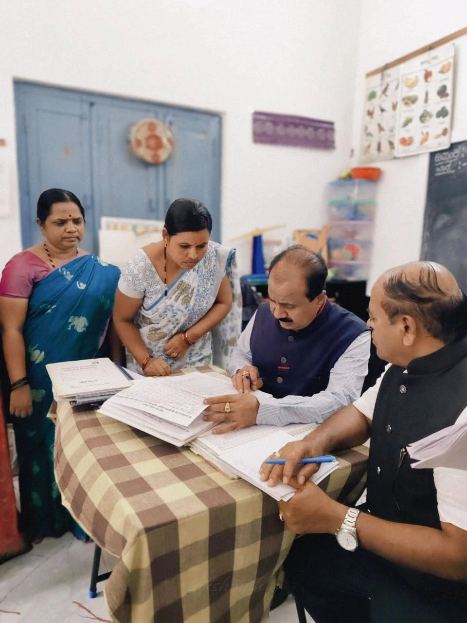 * ಸತತ 2 ಗಂಟೆ ಸಮಯ ಅಂಗನವಾಡಿಗಳಲ್ಲಿನ ದಾಖಲಾತಿ ಪರಿಶೀಲನೆ * ಕಿಮ್ಸನಲ್ಲಿ ರೋಗಿಗಳಿಗೆ ಕೊಡುವ ಆಹಾರದ ಗುಣಮಟ್ಟ ಪರಿಶೀಲನೆ * ಆಯೋಗದ ಅಧ್ಯಕ್ಷರಾದ ಡಾ.ಹೆಚ್.ಕೃಷ್ಣ, ಸದಸ್ಯ ಮಾರುತಿ ಎಂ. ದೊಡ್ಡಲಿಂಗಣ್ಣವರ ಅವರಿಂದ ಕಾರ್ಯಾಚರಣೆ
