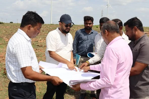 ಸವದತ್ತಿ ತಾಲೂಕಿನಲ್ಲಿ ವಿವಿಧ ಕಾಮಗಾರಿಗಳನ್ನು ಪರಿಶೀಲಿಸಿದ ಜಿಪಂ ಸಿಇಒ ರಾಹುಲ್ ಶಿಂಧೆ* *ಸಮರ್ಪಕ ಕುಡಿಯುವ ನೀರಿನ ಪೂರೈಕೆಗೆ ಸೂಚನೆ; ತಾಲೂಕಾಮಟ್ಟದ ಅಧಿಕಾರಿಗಳೊಂದಿಗೆ ಸಭೆ*