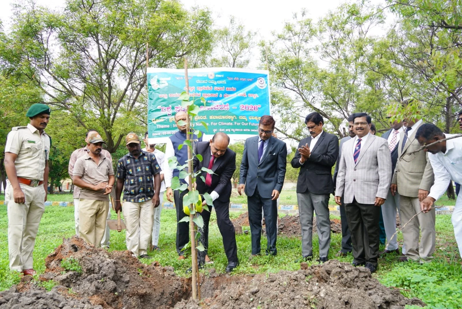 ಬಳ್ಳಾರಿ: ಜಿಲ್ಲಾ ನ್ಯಾಯಾಲಯ ಆವರಣದಲ್ಲಿ ಪರಿಸರ ದಿನಾಚರಣೆ ಹಸಿರು ಪರಿಸರ ರಕ್ಷಣೆಗೆ ಜಿಲ್ಲಾ ನ್ಯಾಯಾಧೀಶ ಸಿದ್ದಲಿಂಗಪ್ರಭು ಕರೆ