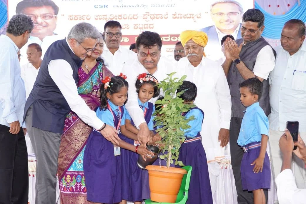 ಹೆಣ್ಮಕ್ಕಳನ್ನು ಕಡ್ಡಾಯವಾಗಿ ಶಾಲೆಗೆ ಕಳುಹಿಸಿ ಸಚಿವ ಎಂ.ಬಿ. ಪಾಟೀಲ ಪೋಷಕರಿಗೆ ಸೂಚನೆ ಕೋಟ್ಯಾಳದಲ್ಲಿ ಕೆಂಪೇಗೌಡ ಅಂತಾರಾಷ್ಟ್ರೀಯ ವಿಮಾನ ನಿಲ್ದಾಣ ಪ್ರತಿಷ್ಠಾನದ ಸಿಎಸ್ ಆರ್ ಅನುದಾನದಡಿ ಉನ್ನತೀಕರಿಸಿದ ಪ್ರೌಢ ಶಾಲಾ ಕಟ್ಟಡ ಲೋಕಾರ್ಪಣೆ ಕಾರ್ಯಕ್ರಮ