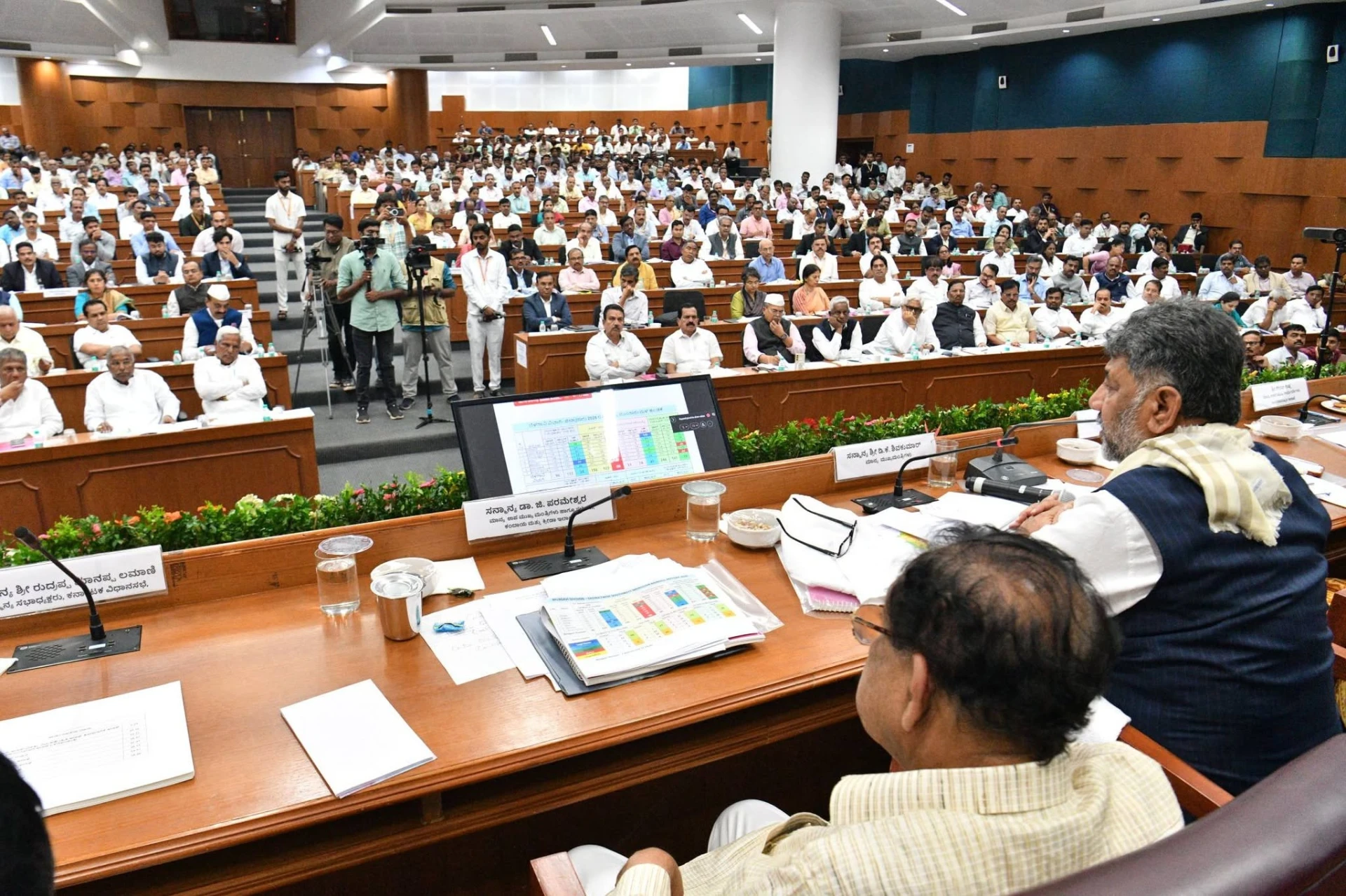 ಬೆಳಗಾವಿ ವಿಭಾಗ ಮಟ್ಟದ ಇಲಾಖೆಗಳ ಪ್ರಗತಿ ಪರಿಶೀಲನಾ ಸಭೆ   ಕುಡಿಯುವ‌ ನೀರಿಗಾಗಿ ಗ್ರಾಮೀಣ ಪ್ರದೆಶದ ಪ್ರತಿ ವಿಧಾನಸಭಾ ಕ್ಷೇತ್ರಕ್ಕೆ 1 ಕೋಟಿ ರೂಪಾಯಿ ಅನುದಾನ: ಮುಖ್ಯಮಂತ್ರಿ ಡಿ.ಕೆ.ಶಿವಕುಮಾರ್ ಘೋಷಣೆ