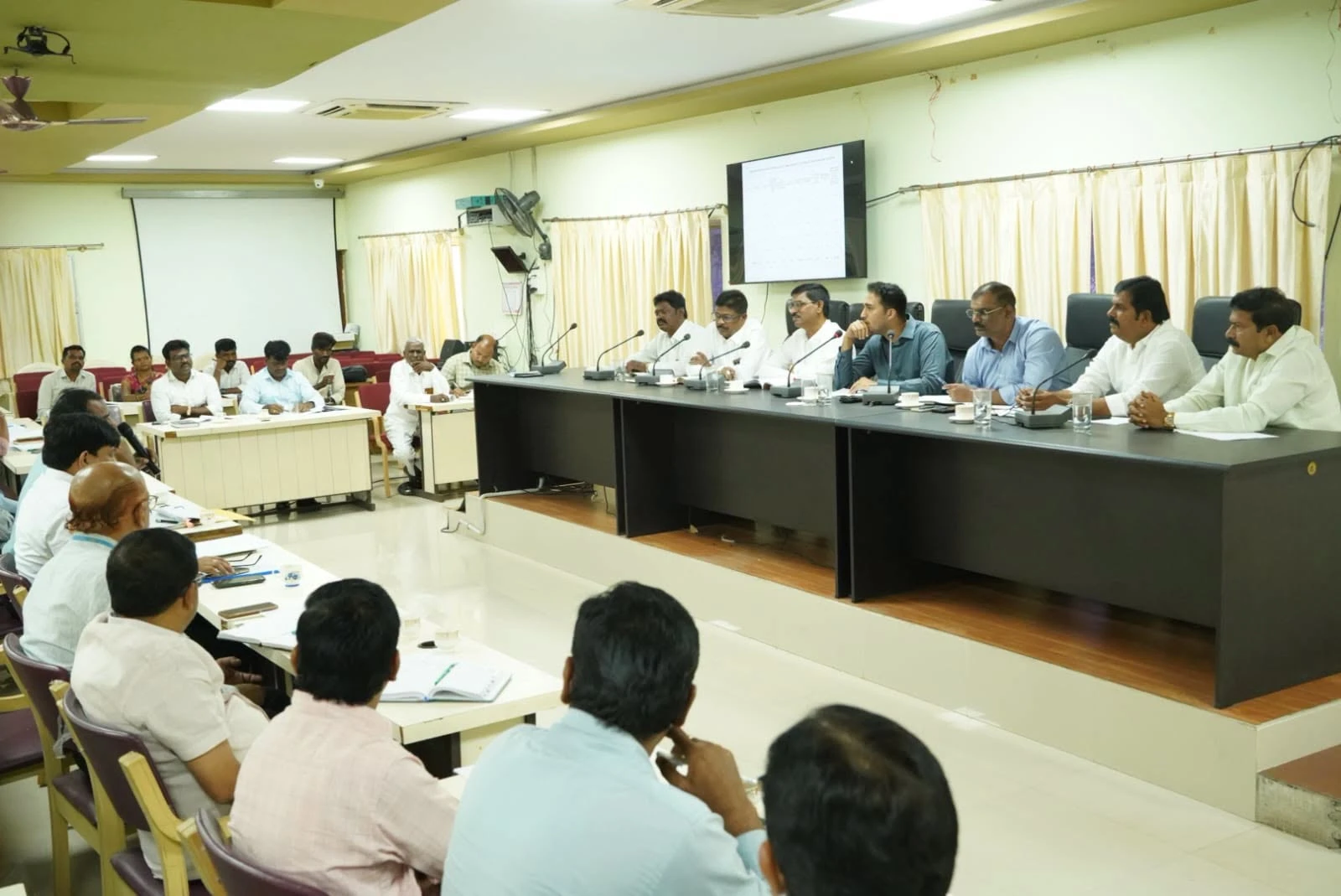 ಬಳ್ಳಾರಿ: ಜಿಲ್ಲಾ ಗ್ಯಾರಂಟಿ ಯೋಜನೆಗಳ ಅನುಷ್ಠಾನ ಪ್ರಾಧಿಕಾರದ ಸಭೆ ಮೃತರಿಗೆ ಗೃಹಲಕ್ಷಿö್ಮ ಹಣ ಜಮೆ; ಫಲಾನುಭವಿಗಳ ಮರು ಪರಿಶೀಲನೆಗೆ ಅಧ್ಯಕ್ಷ ಕೆ.ಇ. ಚಿದಾನಂದಪ್ಪ ತಾಕೀತು