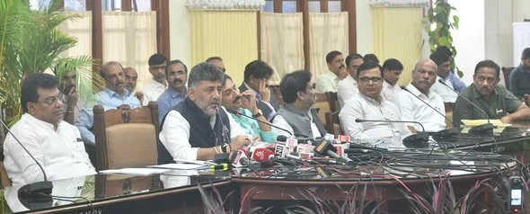 ಅಪಾರ್ಟ್ ಮೆಂಟ್ ನಿವಾಸಿಗಳ ಹಕ್ಕು ರಕ್ಷಣೆಗೆ ಸರ್ಕಾರ ಬದ್ಧ: ಸಿಎಂ ಡಿ ಕೆ ಶಿವಕುಮಾರ್* *ಆಗಸ್ಟ್ 6 ರವರೆಗೆ ಸಲಹೆ ಸೂಚನೆಗಳನ್ನು ‌ನೀಡಲು ಅವಕಾಶ* *ನನ್ನ ಹೆಸರನ್ನೇ ನೋಟಿಸ್ ಬೋರ್ಡ್ ನಲ್ಲಿ ಹಾಕಿದ್ದರು* *ಎಸ್ ಟಿಪಿ, ಕುಡಿಯುವ ನೀರಿನ ಬಗ್ಗೆ ಗಮನ ಹರಿಸಿ* *ಹೈ ರೈಸ್ ಕಟ್ಟಡಗಳ ನಿರ್ಮಾಣಕ್ಕೆ ಒತ್ತು* *ಬೆಂಗಳೂರು ಭಾರತದ ಹೃದಯ*