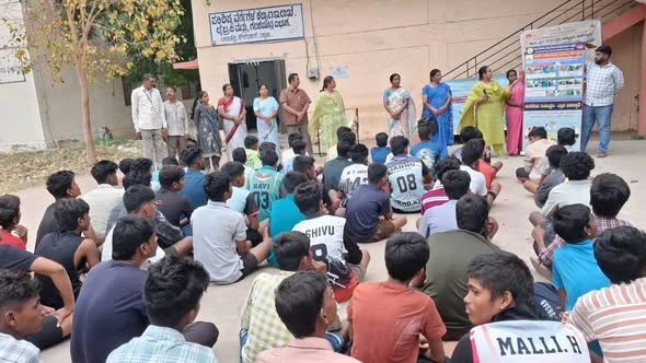 ಬಂಡಿಹಟ್ಟಿ ಹಾಸ್ಟೆಲ್‌ನಲ್ಲಿ ಡೆಂಗ್ಯೂ ಜಾಗೃತಿ ಕಾರ್ಯಕ್ರಮ ಸೊಳ್ಳೆ ನಿಯಂತ್ರಣಕ್ಕೆ ಸಾರ್ವಜನಿಕರ ಸಹಕಾರಕ್ಕೆ ಕರೆ: ನಂದಿನಿ