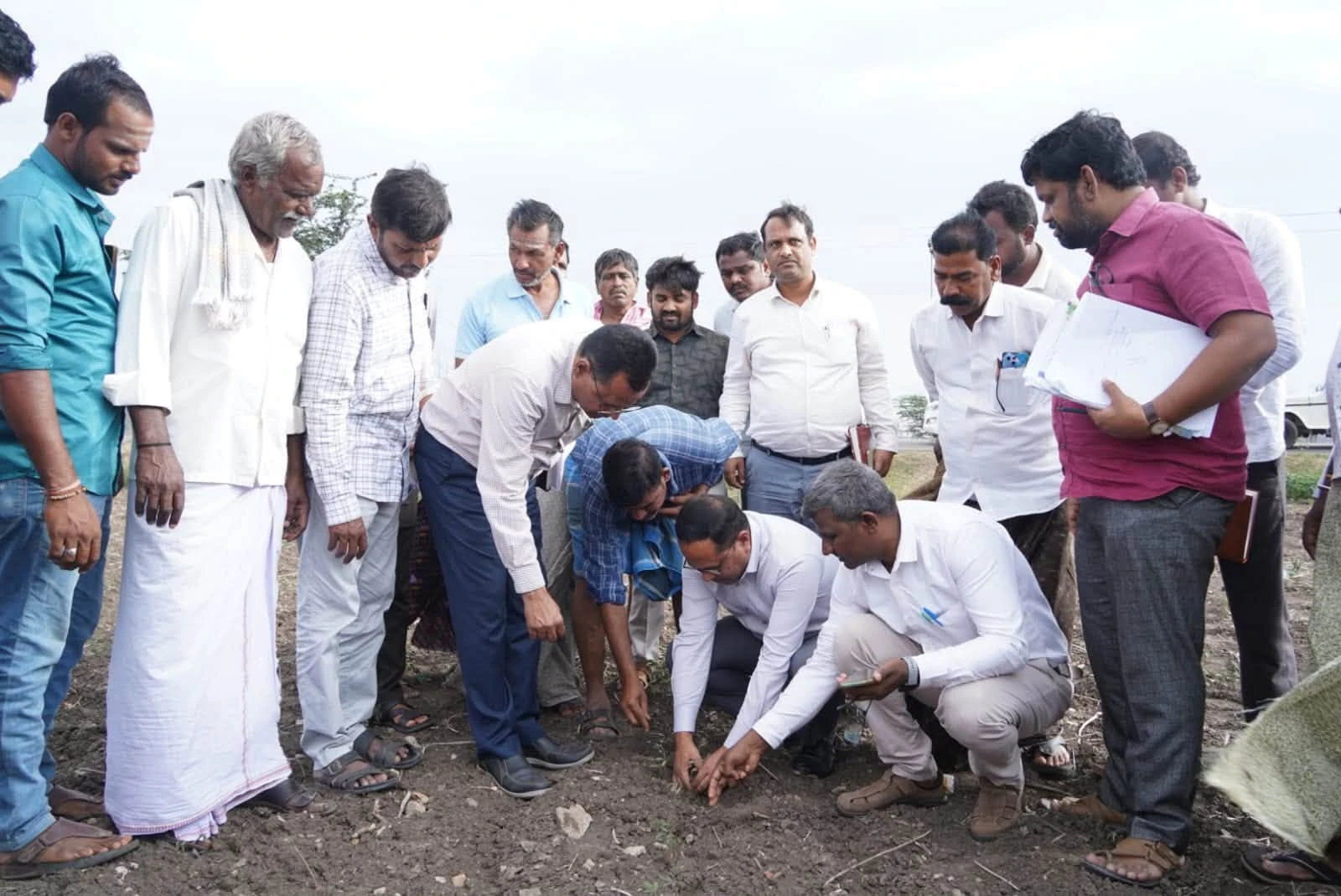 ಮುಂಗಾರು ಮಳೆ ಕೊರತೆ: ಬಳ್ಳಾರಿ ತಾಲ್ಲೂಕಿನ ವಿವಿಧ ಗ್ರಾಮದ ಬೆಳೆ ವೀಕ್ಷಿಸಿದ ಜಿಲ್ಲಾಧಿಕಾರಿ ನಾಗೇಂದ್ರ ಪ್ರಸಾದ್‌.ಕೆ ಡ್ರಾಟ್‌ ಟ್ರಿಗರ್‌ ನಿಯಮದಡಿ ಬರ ಘೋಷಣೆಗೆ ಪ್ರಸ್ತಾವನೆ ಸಲ್ಲಿಕೆ