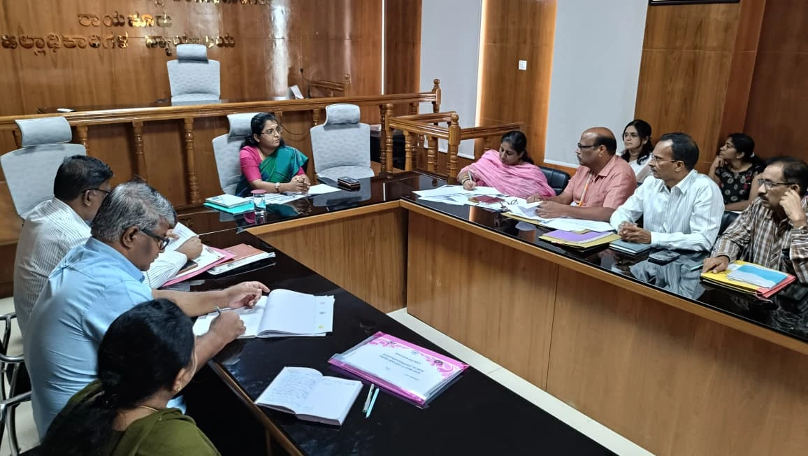 ಬಾಲ್ಯ ವಿವಾಹ ನಿಷೇಧ, ಪೋಕ್ಸೊ ಕಾಯ್ದೆ, ಬಾಲಕಾರ್ಮಿಕತೆ ತಡೆ ಕಾಯ್ದೆ ಕುರಿತು ಸಭೆ...   ಸಾಮಾಜಿಕ ಅನಿಷ್ಟ ಪದ್ಧತಿ ನಿರ್ಮೂಲನೆ ಶ್ರಮಿಸಿ: ಜಿಲ್ಲಾಧಿಕಾರಿ ಪೂವಿತಾ ಎಸ್. ===