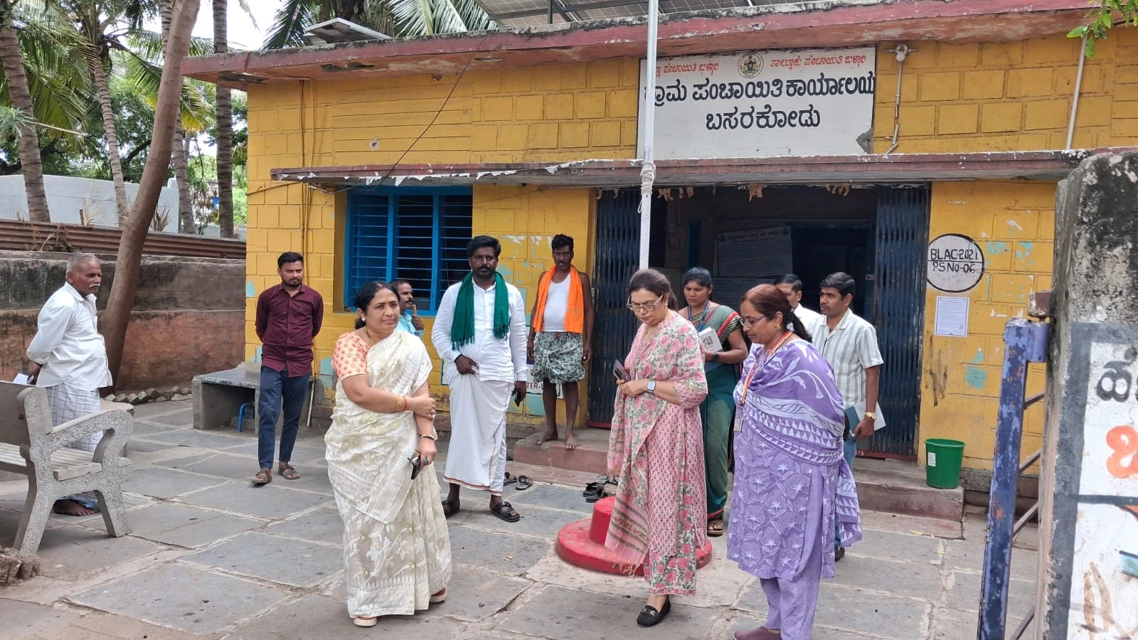 ಬಸರಕೋಡು ಗ್ರಾಮಕ್ಕೆ ಜಿಲ್ಲಾ ಆರೋಗ್ಯ ಅಧಿಕಾರಿ ಡಾ. ಅಲಕಾನಂದ ಮಳಗಿ ಭೇಟಿ: ಡೆಂಗ್ಯೂ, ಜ್ವರ ನಿಯಂತ್ರಣಕ್ಕೆ ಕಟ್ಟುನಿಟ್ಟಿನ ಕ್ರಮ