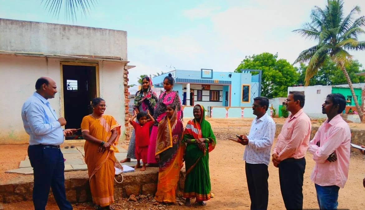 ತಾಳಕನಕಾಪುರ ಗ್ರಾಮದ ಅಲೆಮಾರಿ ಕುಟುಂಬಗಳ ಮನೆಗೆ ಕೊಪ್ಪಳ ತಾ.ಪಂ ಇಓ ದುಂಡಪ್ಪ ತುರಾದಿ ಭೇಟಿ: ಎಸ್‌ಐಆರ್ ಜಾಗೃತಿ