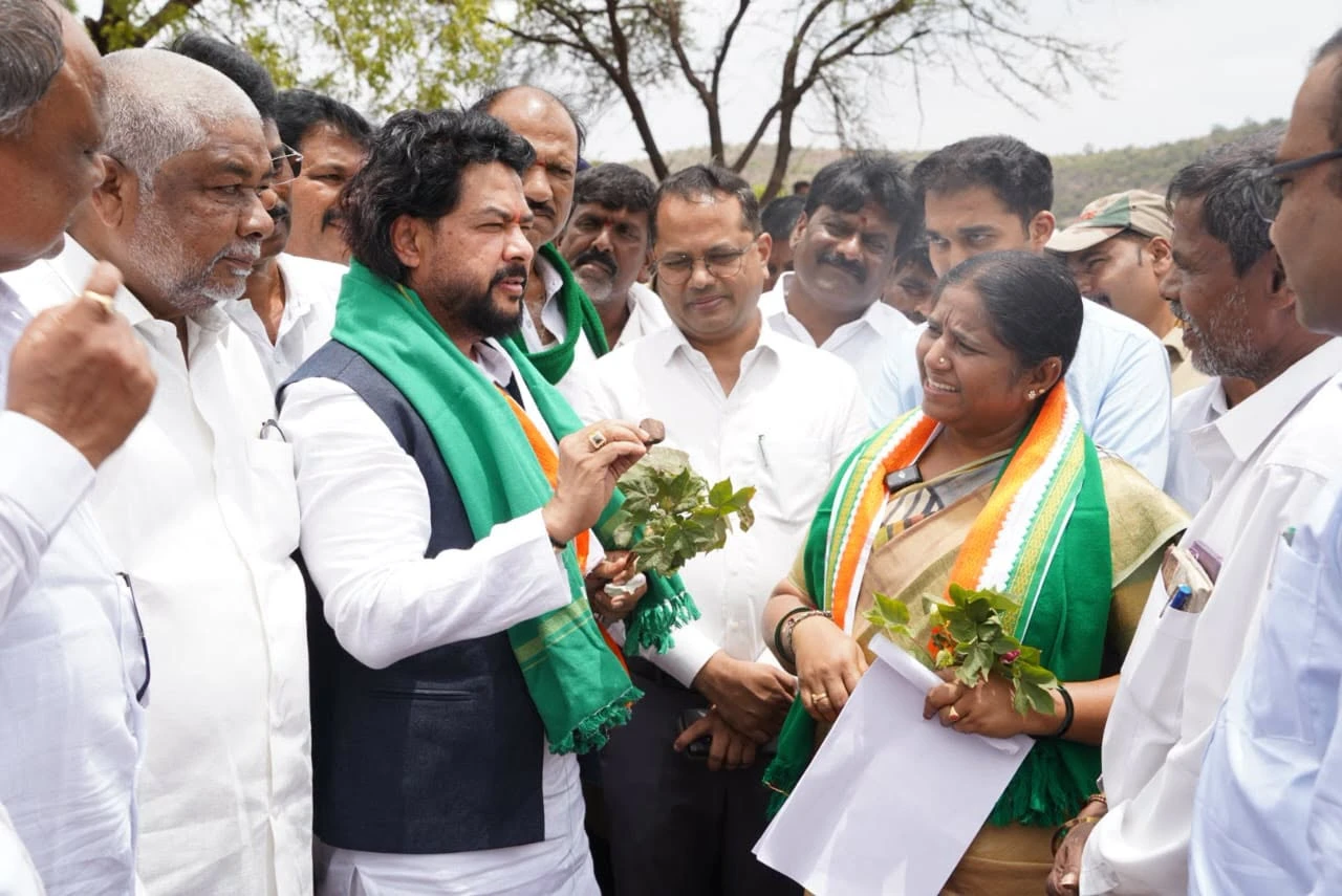 ಬರ ಪರಿಸ್ಥಿತಿ ಹಾಗೂ ಬೆಳೆ ಹಾನಿ ಪರಿವೀಕ್ಷಣೆ ನಡೆಸಿದ ಸಚಿವ ಬಿ.ನಾಗೇಂದ್ರ ಸoಡೂರು ತಾಲೂಕು ವ್ಯಾಪ್ತಿಯಲ್ಲಿ ಮೇವಿನ ಅಭಾವ ನಿಯಂತ್ರಣಕ್ಕೆ ಸೂಚನೆ