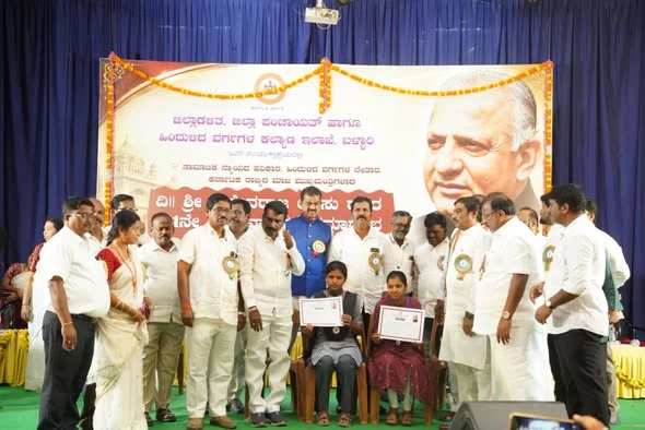 ಬಳ್ಳಾರಿಯಲ್ಲಿ ದಿವಂಗತ ಡಿ.ದೇವರಾಜ ಅರಸು ಅವರ 111ನೇ ಜನ್ಮದಿನಾಚರಣೆ ಸಾಮಾಜಿಕ ನ್ಯಾಯದ ಆಶಯ ಮೈಗೂಡಿಸಿಕೊಳ್ಳಿ: ಲಿಡ್ಕರ್ ಅಧ್ಯಕ್ಷ ಮುಂಡರಗಿ ನಾಗರಾಜ ಕರೆ
