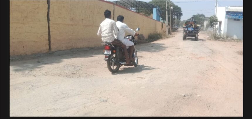 ಹದಗೆಟ್ಟ ರಸ್ತೆ ತಗ್ಗು ಗುಂಡಿಗಳ ಮಧ್ಯ ರೈಲು ನಿಲ್ದಾಣ 