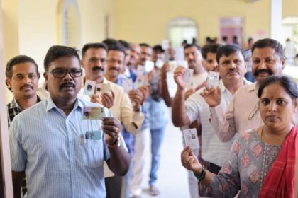 ಗಾಂಧಿ ಭವನದಲ್ಲಿ ಮತದಾನ ಪ್ರಾರಂಭ ಅಗತ್ಯ ಸೇವೆಗಳು ಹಾಗೂ ಕರ್ತವ್ಯ ನಿರತ ಮತದಾರರಿಂದ ಮತದಾನ