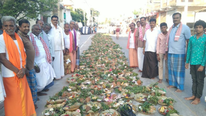 ಪಟ್ಟಣದ ಮೇಗಳಪೇಟೆಯಲ್ಲಿ ಶುಕ್ರವಾರ ಶ್ರೀ ಆದಿ ಶಕ್ತಿ ಮಹಾತಾಯಿ ಸ್ವರೂಪವಾದ ಅಮ್ಮನವರ ಪೂಜೆಯ ಜೊತೆಗೆ ಅಜ್ಜಮ್ಮನ ಕಳಿಸುವ ಪದ್ಧತಿ ನಡೆಸಲಾಯಿತು.