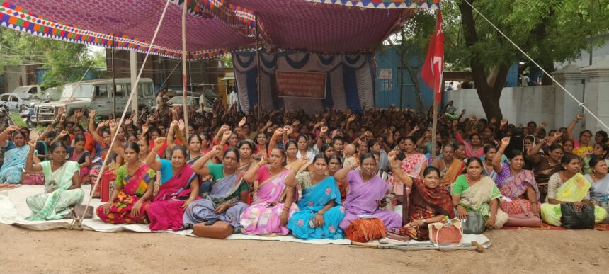 2ನೇ ದಿನಕ್ಕೆ ಕಾಲಿಟ್ಟ ಅಂಗನವಾಡಿ ನೌಕರರ ಪ್ರತಿಭಟನೆ: