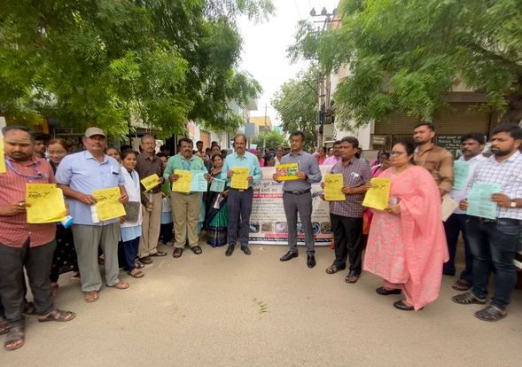 ಮನೆ-ಮನೆಗೆ ತೆರಳಿ ಸಾರ್ವಜನಿಕರಲ್ಲಿ ಡೆಂಗ್ಯೂ ಜಾಗೃತಿ ಮೂಡಿಸಿದ ಜಿಪಂ ಸಿಇಓ ಸೊಳ್ಳೆ ಉತ್ಪತ್ತಿ ತಾಣಗಳನ್ನು ಮುಕ್ತಗೊಳಿಸಿ