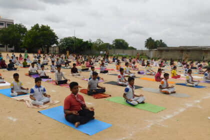 ಕೊತ್ತಕುಂಟ ಅಮೃತ ಸರೋವರ ಕೆರೆಯ ದಂಡೆ: 10ನೇ ಅಂತರಾಷ್ಟಿಯ ಯೋಗ ದಿನಾಚರಣೆ  … ಉತ್ತಮ ಆರೋಗ್ಯಕ್ಕಾಗಿ ಪ್ರತಿದಿನ ಯೋಗ ಮಾಡಿ: ಆರ್.ಸಿ.ಹೆಚ್ ಡಾ.ನಂದಿತಾ.