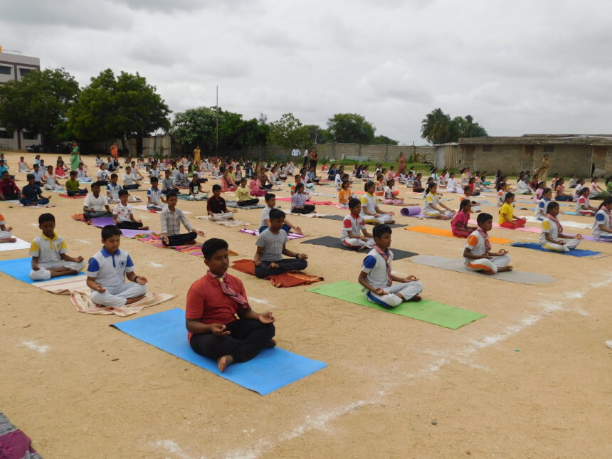 ಕೊತ್ತಕುಂಟ ಅಮೃತ ಸರೋವರ ಕೆರೆಯ ದಂಡೆ: 10ನೇ ಅಂತರಾಷ್ಟಿಯ ಯೋಗ ದಿನಾಚರಣೆ  … ಉತ್ತಮ ಆರೋಗ್ಯಕ್ಕಾಗಿ ಪ್ರತಿದಿನ ಯೋಗ ಮಾಡಿ: ಆರ್.ಸಿ.ಹೆಚ್ ಡಾ.ನಂದಿತಾ.