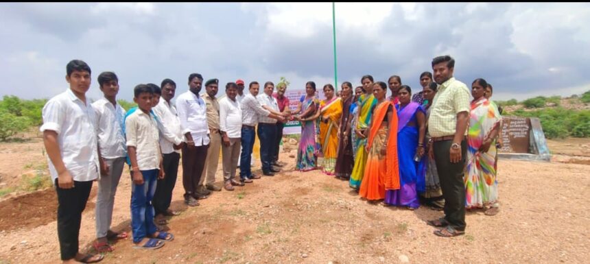 ಅಮೃತ ಸರೋವರದಲ್ಲಿ ಪರಿಸರ ಜಾಗೃತಿಕೆರೆ ದಡದಲ್ಲಿ ಸಸಿ ಹಚ್ಚಿದ ತಾಪಂ ಇಒ / ಶಾಲಾ ವಿದ್ಯಾರ್ಥಿಗಳು ಭಾಗಿ 