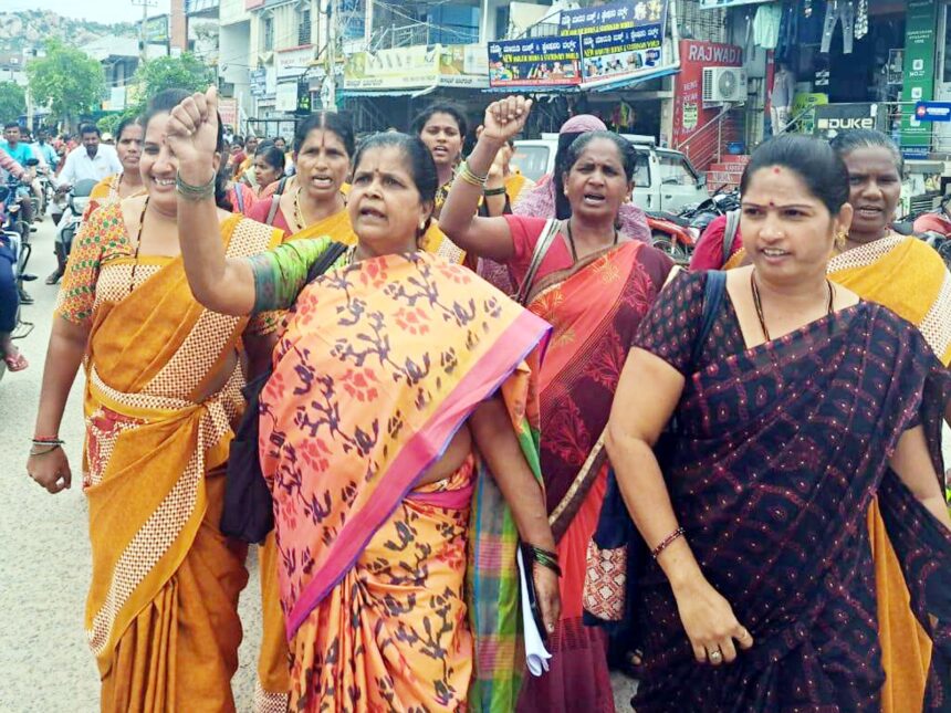 ಎ.ಐ.ಟಿ.ಯು.ಸಿ ವತಿಯಿಂದ ವಿವಿಧ ಬೇಡಿಕೆಗಳ ಈಡೆರಿಕೆಗಾಗಿ ಪ್ರತಿಭಟನೆ