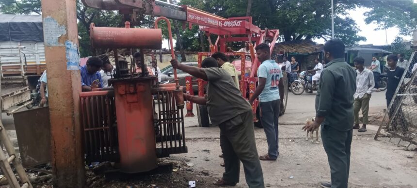 ಕಾರಟಗಿ: ಸಿಡಿಲು ಬಡಿದು .250 ಕೆಬಿ ಸಾಮರ್ಥ್ಯದ ವಿದ್ಯುತ್ ಪರಿವರ್ತಕ ಭಸ್ಮ, ಜೆಸ್ಕಾಂ ಸಿಬ್ಬಂದಿ ಯಿಂದ ನೂತನ ಟ್ರಾನ್ಸ್ಫಾರ್ಮರ್ ಅಳವಡಿಕೆ