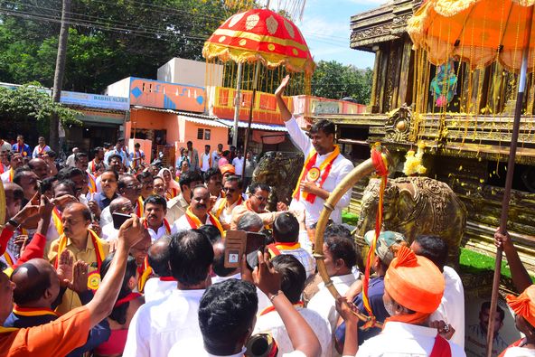 ಮೆರವಣಿಗೆಗೆ ಮೆರಗು ನೀಡಿದ ವಿವಿಧ ಜಾನಪದ ಕಲಾತಂಡಗಳು ಕರ್ನಾಟಕ ಜ್ಯೋತಿ ರಥಯಾತ್ರೆಯ ಭವ್ಯ ಮೆರವಣಿಗೆ