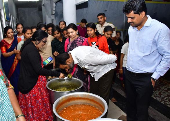 ಸಮಾಜ ಕಲ್ಯಾಣ ಇಲಾಖೆಯ ಹಾಸ್ಟೆಲ್ಗೆ  ಸಚಿವ ಸಂತೋಷ ಲಾಡ ಅನಿರೀಕ್ಷಿತ ಭೇಟಿ; ವಿದ್ಯಾರ್ಥಿನೀಯರೊಂದಿಗೆ ಸಂವಾದ, ಊಟ ಸವಿದ ಸಚಿವರು*