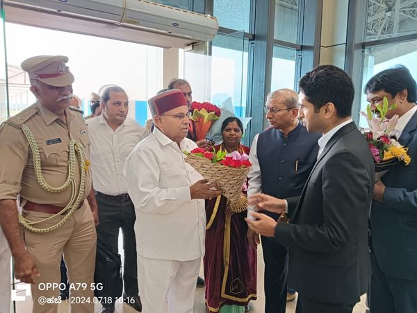 ಬೆಳಗಾವಿಯ ವಿಟಿಯು ಘಟಿಕೋತ್ಸವದಲ್ಲಿ ಭಾಗವಹಿಸಲು ಆಗಮಿಸಿದ ರಾಜ್ಯಪಾಲ‌ ಥಾವರ್ ಚಂದ ಗೆಹ್ಲೋಟ್ ಅವರನ್ನು ಸಾಂಬ್ರಾ ವಿಮಾನ ನಿಲ್ದಾಣದಲ್ಲಿ ಜಿಲ್ಲಾಧಿಕಾರಿ ಮೊಹಮ್ಮದ್ ರೋಷನ್ ಅವರು ಸ್ವಾಗತಿಸಿದರು.