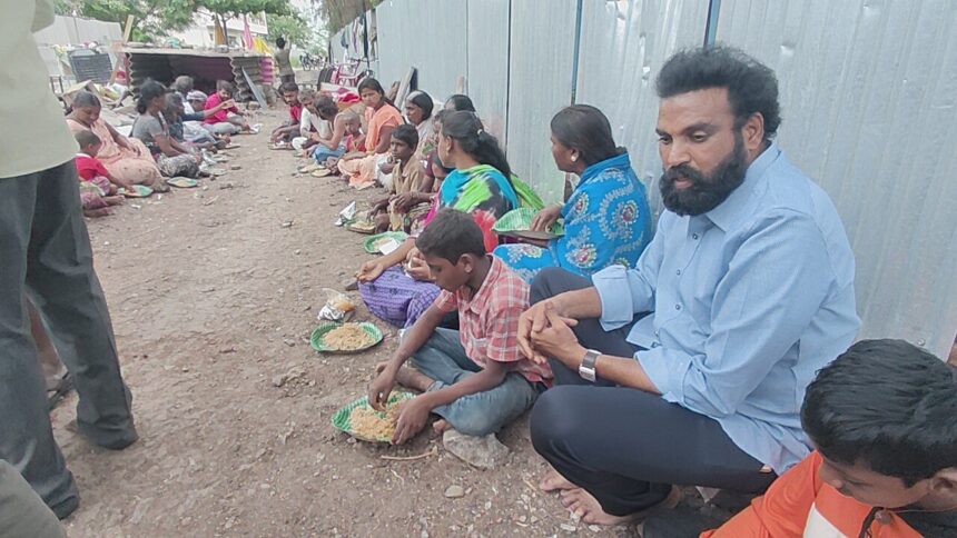 ಸೂರು ಕಳೆದು ಕೊಂಡವರಿಗೆ ತಾತ್ಕಾಲಿಕ ಗುಡಿಸಲು ನಿರ್ಮಾಣ ಮಾಡಿದ ಶ್ರೀರಾಮುಲು*