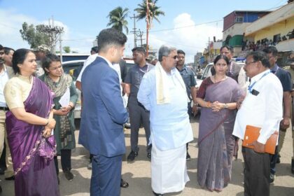 ಗೋಕಾಕ: ಪ್ರವಾಹ‌ಪೀಡಿತ ಸ್ಥಳಗಳಿಗೆ ಸಿಎಂ ಭೇಟಿ   ಕಾಳಜಿ ಕೇಂದ್ರದಲ್ಲಿ ಸಂತ್ರಸ್ತರ ಅಹವಾಲು ಆಲಿಸಿದ ಮುಖ್ಯಮಂತ್ರಿ ಸಿದ್ದರಾಮಯ್ಯ