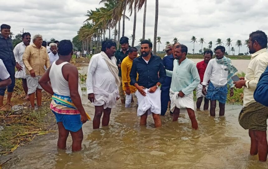 ತಾಲೂಕಿನ ಕೆಂಚನಗುಡ್ಡ  ಹಾಗೂನಿಟ್ಟೂರು  ಗ್ರಾಮದಲ್ಲಿ ಮಾಜಿ ಸಚಿವ ಶ್ರೀರಾಮುಲು ಇವರಿಂದ‌ ಪ್ರವಾಹ ಅಧ್ಯಯನ, ಶಾಸಕರ ಸಾಥ್