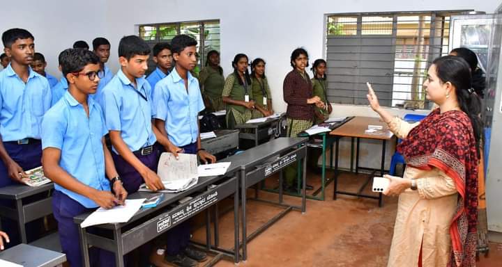 ಧಾರವಾಡ ನಗರದ ಸರಕಾರಿ ಪ್ರೌಢಶಾಲೆಗೆ ಜಿಲ್ಲಾಧಿಕಾರಿ ದಿಢೀರ ಭೇಟಿ; ವಿದ್ಯಾರ್ಥಿ, ಶಿಕ್ಷಕರ ಹಾಜರಾತಿ, ತರಗತಿ ಪರಿಶೀಲನೆ