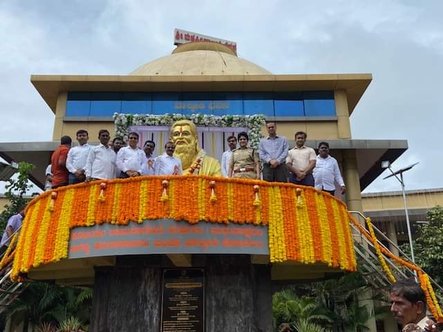 ಜಿಲ್ಲಾಡಳಿತದಿಂದ ಶ್ರೀ ಮಹರ್ಷಿ ವಾಲ್ಮೀಕಿ ಪುತ್ಥಳಿಗೆ ಪುಷ್ಪ ನಮನ