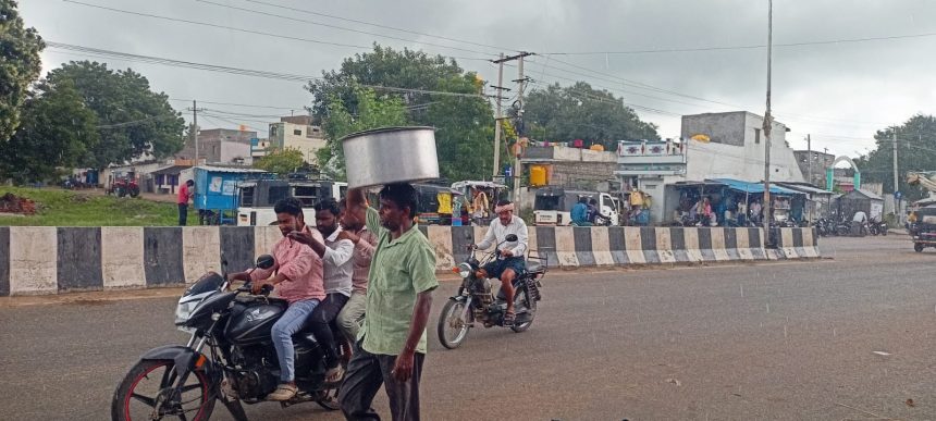 ನಿರಂತರ ಜಿಟಿ ಜಿಟಿ ಮಳೆ: ತಂಪಾದ ವಾತಾವತಣ