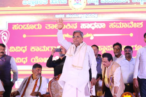 ಸಂಡೂರಿನಲ್ಲಿ ವಿವಿಧ ಕಾಮಗಾರಿಗಳ ಶಂಕುಸ್ಥಾಪನೆ ಹಾಗೂ ವಿವಿಧ ಯೋಜನೆಗಳಿಗೆ ಉದ್ಘಾಟನೆ ನೆರವೇರಿಸಿದ ಮುಖ್ಯಮಂತ್ರಿ ಸಿದ್ದರಾಮಯ್ಯ ಗ್ಯಾರಂಟಿಗಳಿ0ದ ರಾಜ್ಯದ ಅಭಿವೃದ್ಧಿ; ಕಾಮಗಾರಿಗಳಿಗೆ ಅನುದಾನದ ಕೊರತೆಯಿಲ್ಲ