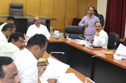 ಪ್ರಗತಿ ಪರಿಶೀಲನಾ ಸಭೆಯಲ್ಲಿ ಜಿಲ್ಲಾಧಿಕಾರಿ ಟಿ.ವೆಂಕಟೇಶ್ ಸೂಚನೆ ತ್ವರಿತವಾಗಿ ಕಾಮಗಾರಿ ಪೂರ್ಣಗೊಳಿಸಿ