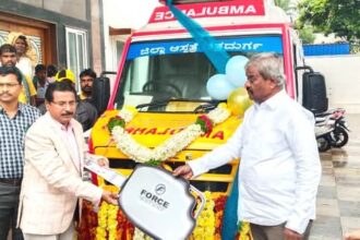 ಹೊಳಲ್ಕೆರೆ ಶಾಸಕ ಡಾ.ಎಂ.ಚಂದ್ರಪ್ಪ ಅವರಿಂದ ಜಿಲ್ಲಾಸ್ಪತ್ರೆಗೆ ಅಂಬ್ಯುಲೆನ್ಸ್ ಹಸ್ತಾಂತರ ಅಂಬ್ಯುಲೆನ್ಸ್ ಸೇವೆಗೆ ಚಾಲನೆ