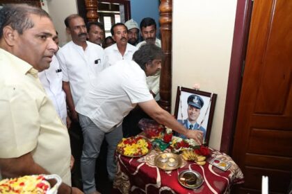 ಹುತಾತ್ಮ ಯೋಧ ಮಂಜುನಾಥ್ ಕುಟುಂಬಕ್ಕೆ ಸಚಿವ ಎಸ್. ಮಧು ಬಂಗಾರಪ್ಪ ಸಾಂತ್ವನ