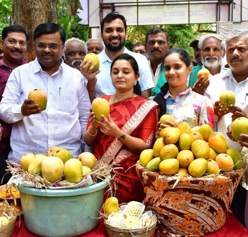 ಮಾವು ಮಾರಾಟ ಮತ್ತು ಪ್ರದರ್ಶನ ಮೇಳಕ್ಕೆ ಜಿಲ್ಲಾಧಿಕಾರಿ ದಿವ್ಯ ಪ್ರಭು ಅವರಿಂದ ಚಾಲನೆ; ಇಂದಿನಿಂದ ಐದು ದಿಗಳ ಕಾಲ ಹಣ್ಣಿನ ರಾಜನ ಹಬ್ಬ; ಸಾರ್ವಜನಿಕರಿಗೆ ವಿವಿಧ ನಮೂನೆ ಮಾವು ಲಭ್ಯ