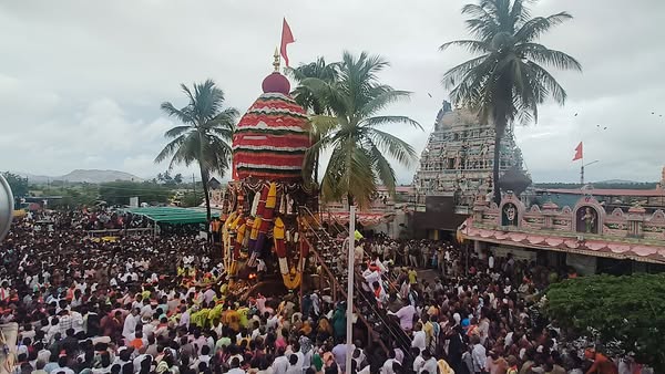 ಮಳೆಯಲ್ಲಿಯೂ ಹರಿದು ಬಂದ ಭಕ್ತ ಸಾಗರ: ಉಧೋ ಉಧೋ ಘೋಷಣೆ — *ವಿಜೃಂಭಣೆಯಿಂದ ಜರುಗಿದ ಶ್ರೀ ಹುಲಿಗೆಮ್ಮ ದೇವಿ ಮಹಾರಥೋತ್ಸವ*