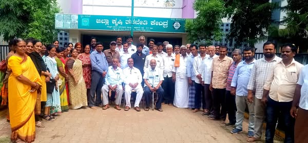 ಜೇನು ಕೃಷಿ ತರಬೇತಿ ಕಾರ್ಯಕ್ರಮದಲ್ಲಿ ಜಿಲ್ಲಾ ಕೃಷಿ ತರಬೇತಿ ಕೇಂದ್ರದ ಸಹಾಯಕ ಕೃಷಿ ನಿರ್ದೇಶಕ ಆರ್.ರಜನೀಕಾಂತ ಕಡಿಮೆ ಬಂಡವಾಳದ ಪರಿಸರ ಸ್ನೇಹಿ ಜೇನು ಕೃಷಿ ಉತ್ತಮ ಉಪಕಸುಬು ಜೇನು ಸಾಕಾಣಿಕೆ ಸಮಗ್ರ ಕೃಷಿ, ನೈಸರ್ಗಿಕ ಕೃಷಿ, ಸಾವಯವ ಕೃಷಿಯ ಭಾಗವಾಗಲಿ