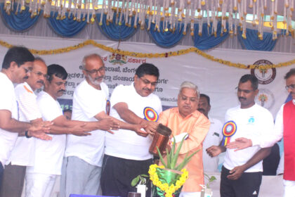 11ನೇ ಅಂತರಾಷ್ಟ್ರೀಯ ಯೋಗ ದಿನಾಚರಣೆ ಸಂಸದ ಗೋವಿಂದ ಎಂ ಕಾರಜೋಳ ಸಲಹೆ ಶಾಲೆಗಳಲ್ಲಿ ಪ್ರತಿ ಶನಿವಾರ ಯೋಗ ಕಲಿಕೆ ಕಡ್ಡಾಯವಾಗಲಿ