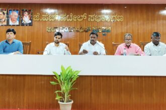 ಪಂಚ ಗ್ಯಾರಂಟಿ ಯೋಜನೆಗಳ ಪ್ರಗತಿ ಪರಿಶೀಲನಾ ಸಭೆ —- ಸಮಸ್ಯೆಗಳಿಗೆ ತಕ್ಷಣವೇ ಸ್ಪಂದಿಸಿ ಜನರಿಗೆ ಅನುಕೂಲ ಮಾಡಿಕೊಡಬೇಕು – ರೆಡ್ಡಿ ಶ್ರೀನಿವಾಸ